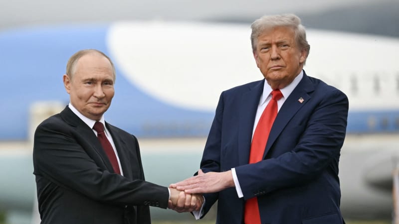 OBRAZEM: Vřelé potřesení rukou a společná cesta autem. Jak vypadala schůzka Trumpa s Putinem?