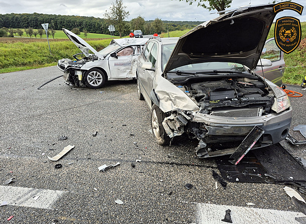 Jeden mrtvý po střetu dvou aut s kamionem. Hlavní tah na Slovensko stojí