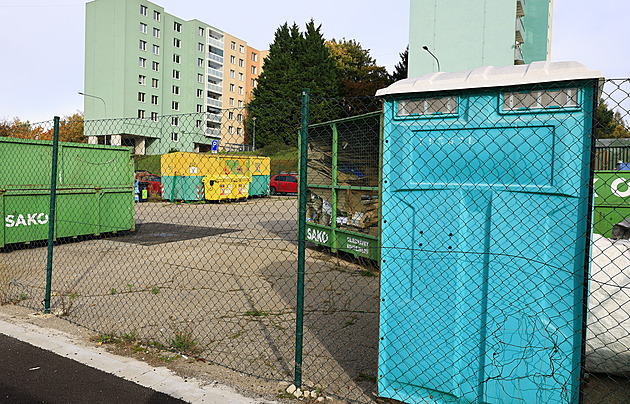 Mobilní záchod, voda jen v barelu. Hygiena se zhrozila při kontrole sběrných dvorů