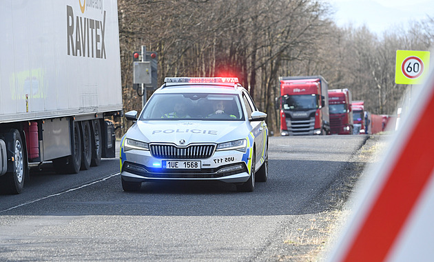 Smrtelná nehoda uzavřela u Lovosic  dálnici D8 ve směru na Prahu