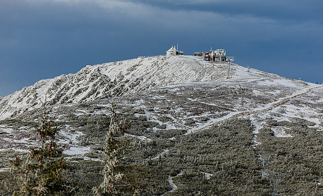 V Krkonoších se hlásí zima. Na Sněžce je sníh a pocitově minus 14 stupňů