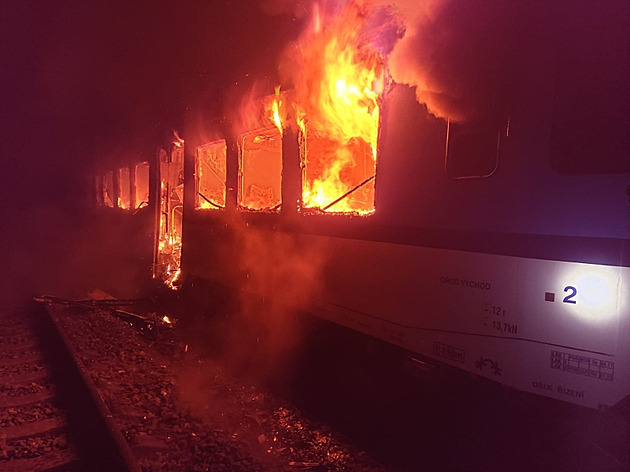 Na Vyškovsku hořel vagon osobního vlaku, záchranáři ošetřili tři lidi