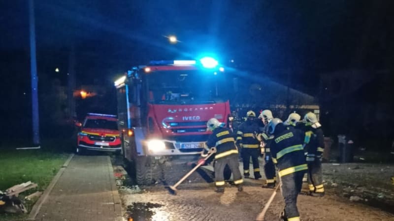 Třesk v Uherském Brodě. Hasiči zasahovali u výbuchu domu, který zachvátily plameny