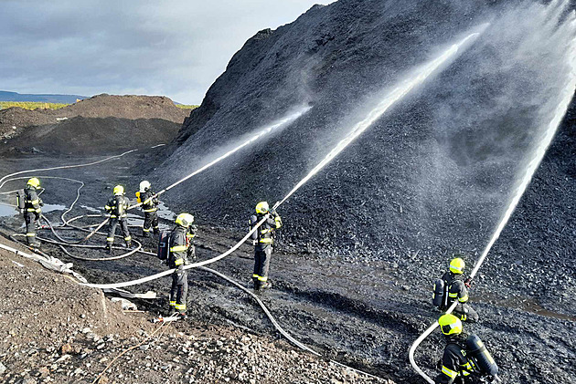 Hasiči dokončili likvidaci požáru na skládce u Litvínova, zásah trval 24 hodin