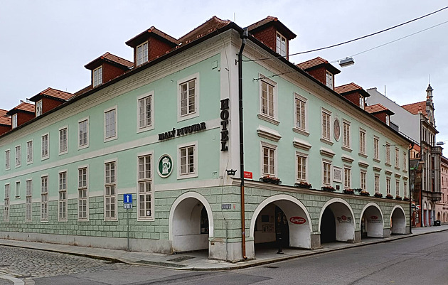 Potrubí praská ve zdech. Budvar opraví hotel Malý pivovar v centru Budějovic
