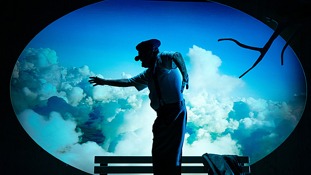 Že se v tomhle věku ještě hejbu. Laterna magika objevuje svět seniorů V parku