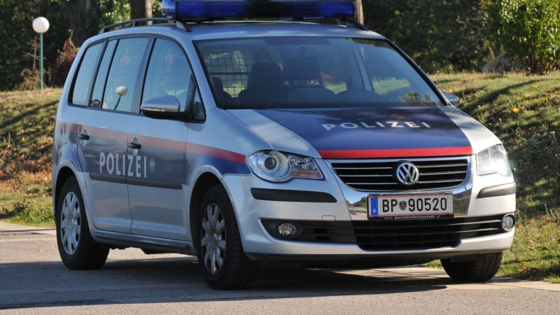 Čeští manželé vyrazili krást do Rakouska kradeným autem. Při útěku nabourali