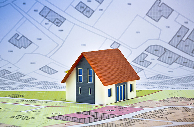 Rozdělit hypotékou zatíženou parcelu stojí čas i peníze