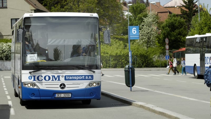 Opilec ve Slaném ukradl autobus a naboural několik aut. Podle policie měl už sedět ve vězení
