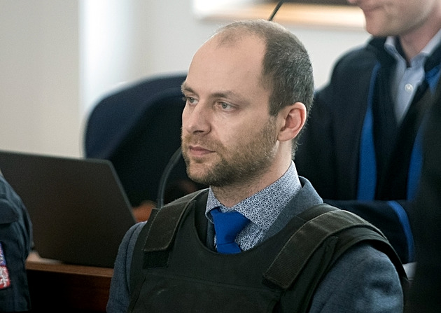 Výjimečný trest. Primář rozsekal milence hlavu sekerou, dostal 28 let