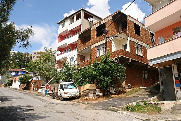 Bez povolení, ale oblíbené. Levné bydlení pomáhá řešit bytovou krizi