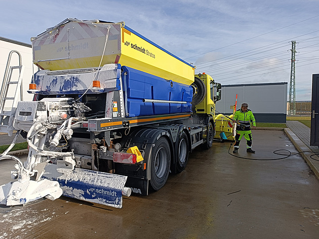 Drony i senzor pro dávkování soli. Jak moderní rosničky bdí, aby auta neklouzala na D4