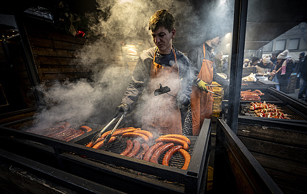 Langoš v Praze i za 280. Trhovci stejnými rukavicemi sahají na jídlo, peníze a smrkají