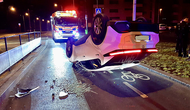 Řidič najel v Novodvorské na obrubník, auto se po nárazu převrátilo na střechu