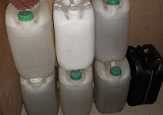 Zaměstnanci firmě vysáli tisíce litrů paliva. Kraďte ještě víc, nabádal je komplic