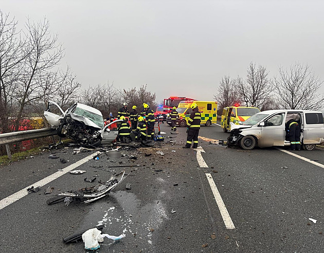 Mezi Prahou a Benešovem se čelně srazila dvě auta. Silnice je neprůjezdná
