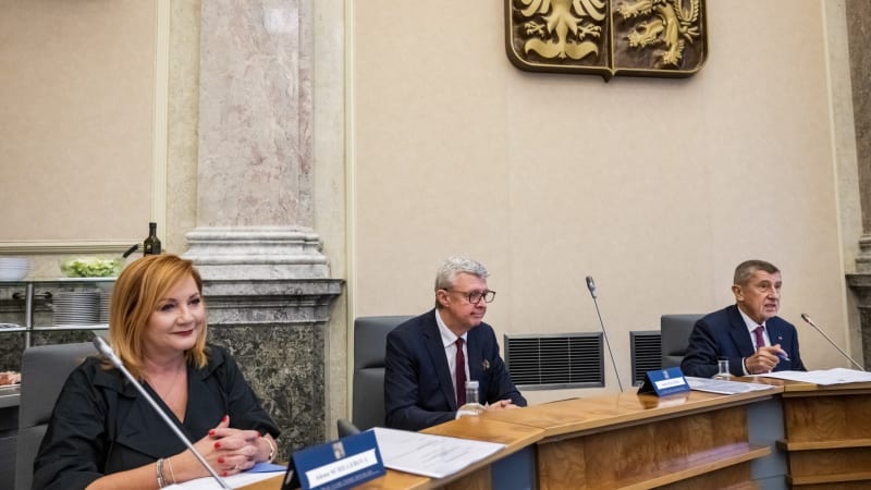 ON-LINE:  Babišova vláda poprvé řádně jedná. Řeší emisní povolenky či migrační pakt