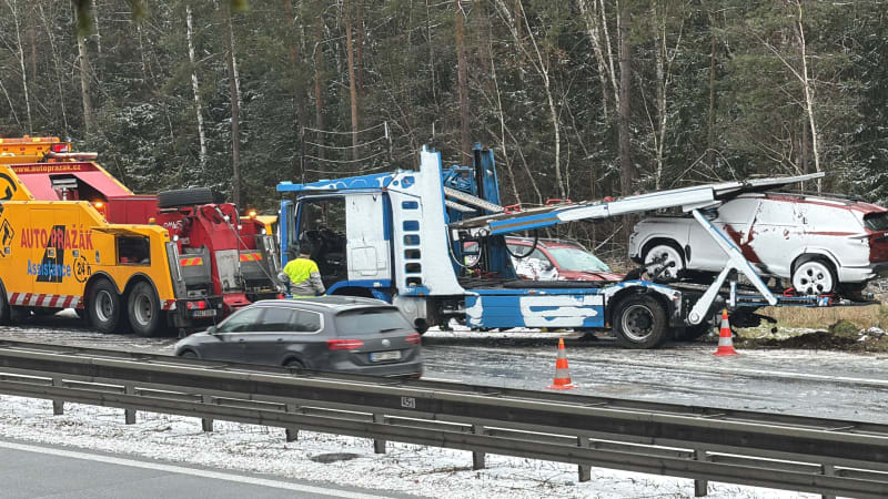 Hromadná nehoda na D1: Srazila se nákladní a osobní auta s autobusem. Doprava stojí