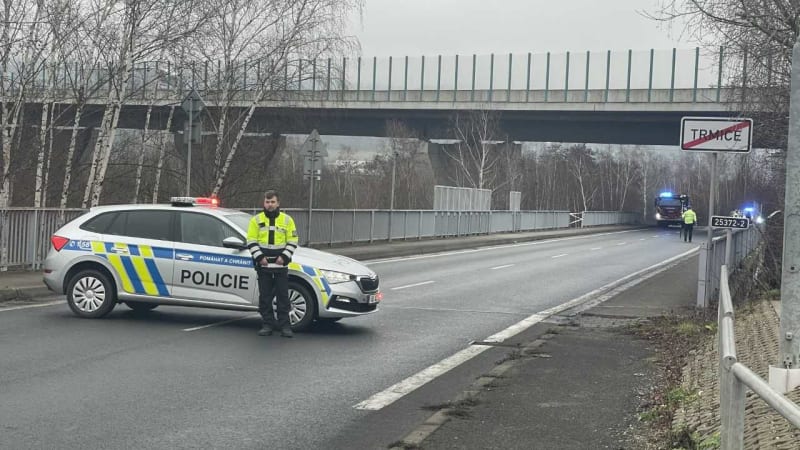 Dodávka na Ústecku spadla z mostu. Řidič nepřežil
