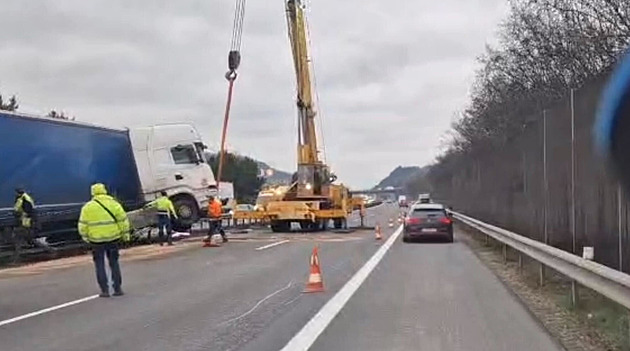 Další nehoda na D5. Havarovaný kamion zablokoval oba pruhy, omezoval i protisměr