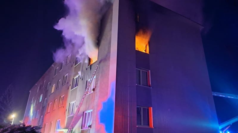 Drama u Prahy: Hořelo v bytovce, zasahoval vrtulník. Před plameny prchaly desítky lidí