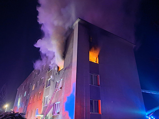 Hasiči museli u požáru v Kamenici evakuovat 33 lidí. Kraj vyhlásil sbírku