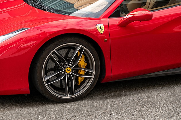 Rolls-Royce nebo červené Ferrari. Jaká auta si podnikatelé koupili na firmu