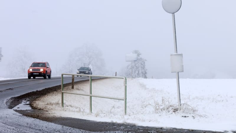 Zima udeří naplno: Na horách napadne půl metru sněhu, hrozí sněhové jazyky i náledí