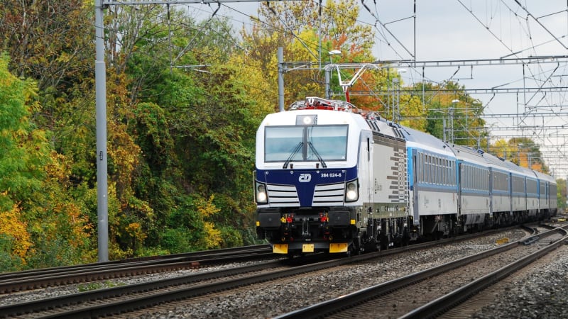 Strojvůdce objevil na kolejích mrtvého muže. Na Vysočině nejezdí kvůli tragédii vlaky