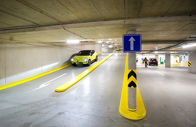 Konec bloudění u nemocnice. Řidičům v Liberci uleví nový parkovací dům