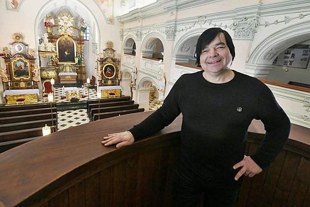 Jeden, dva… třináct. Zachraňuje kostely, u prvního „asistovali“ ještě estébáci