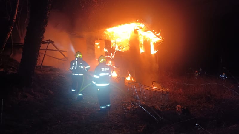 Požár domu u Uherského Hradiště: Uvnitř byly děti, oheň přeskočil na sousední střechu