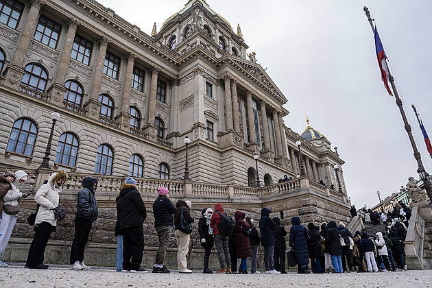 Stovky lidí stojí frontu u Národního muzea, končí unikátní výstava