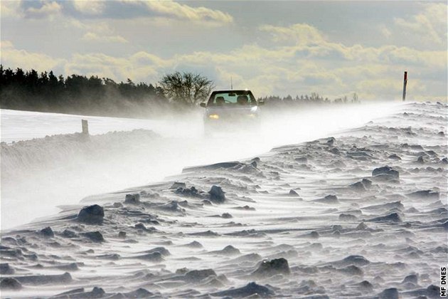 Meteorologové varují před silným větrem.  Hrozí i sněhové jazyky a na horách závěje