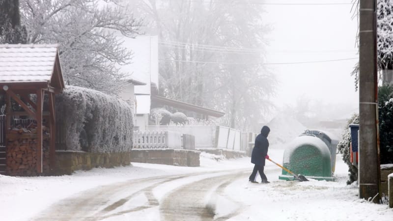 Česko čeká mrazivý víkend a sněžení. Pozor na ledové jazyky. MAPA ukazuje, jak bude u vás