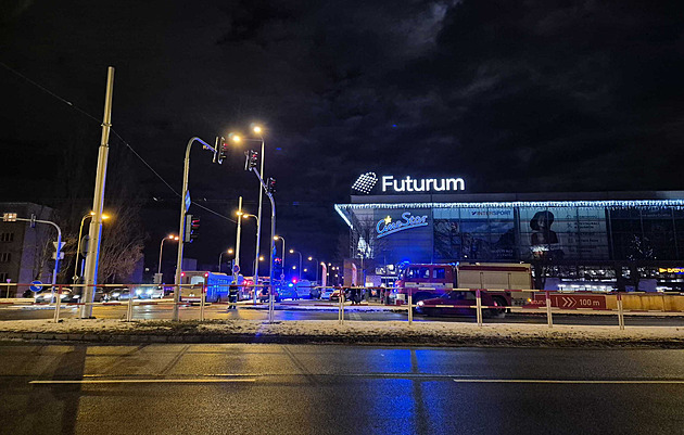 Útočník z nákupního centra v Hradci Králové jde do vazby, hrozí mu až 20 let