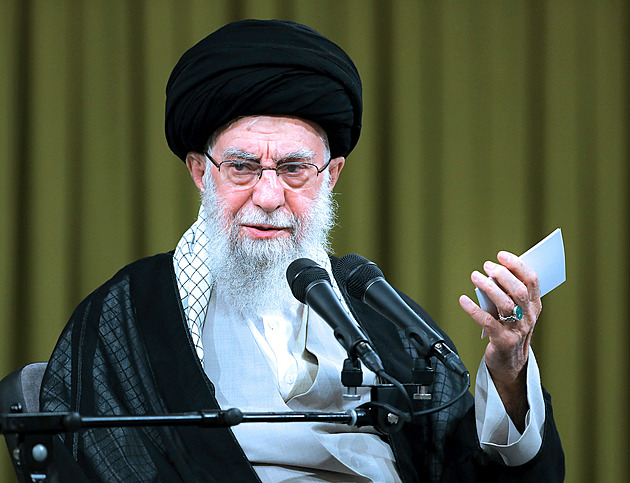 Uprchne Chameneí do Moskvy? Íránu hrozí venezuelský scénář, Trump zesiluje tlak