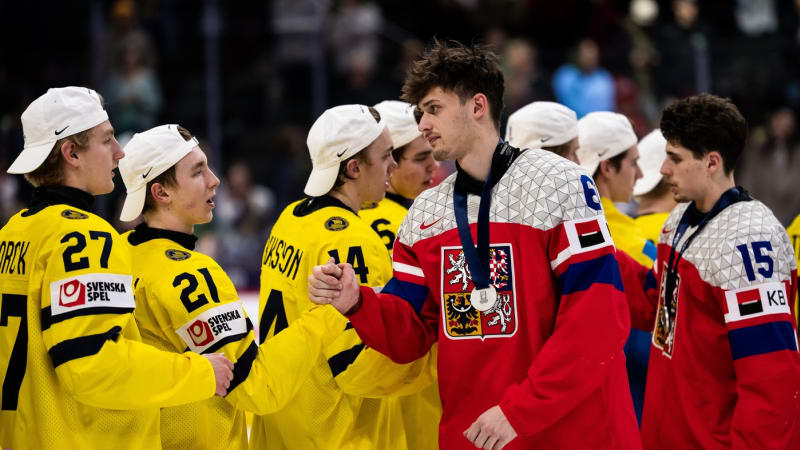 Mladíkům došly síly, ale stříbro je skvělé, ocenil Vondrka. Jaké mají hokejisté šance na OH?