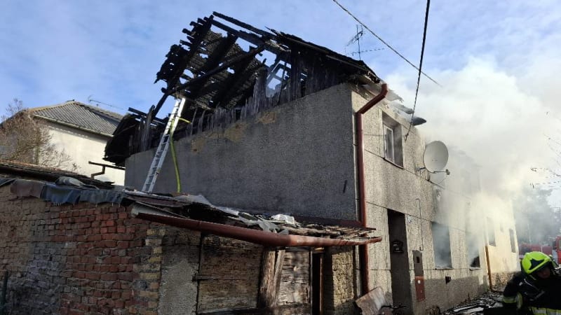 V Hrušce hořel rodinný dům. Požár si vyžádal oběť na životě