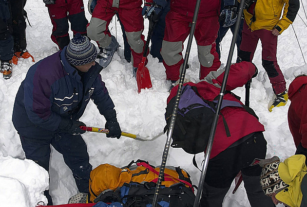 Plavat se tam nedá. Mějte pípák, lopatu a kamaráda. Lékařka radí, jak přežít v lavině