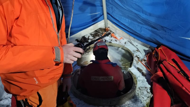Záchranná akce v Moravském krasu: Muže tahají z jeskyně. Noc strávil v 70metrové hloubce