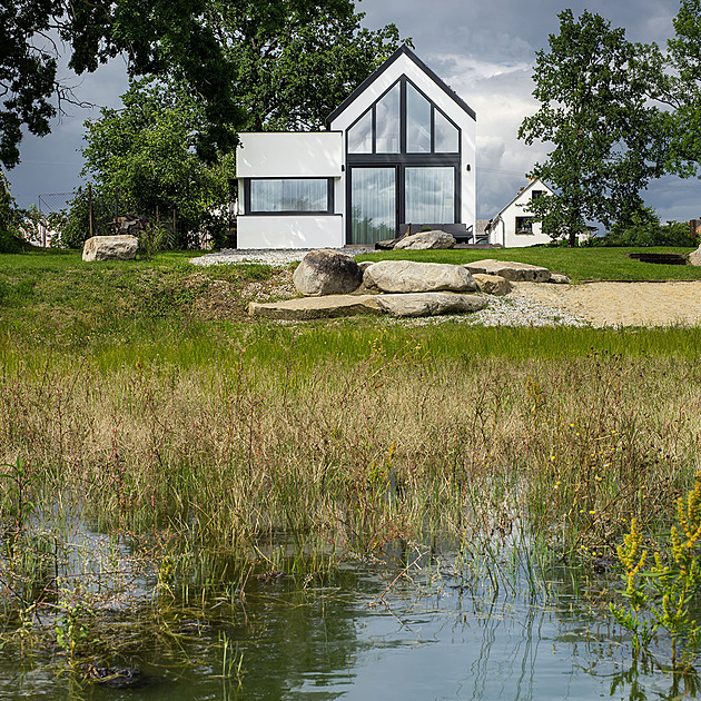 Malý, ale šikovný. Domek na břehu jihočeského rybníka je rájem pro relaxaci