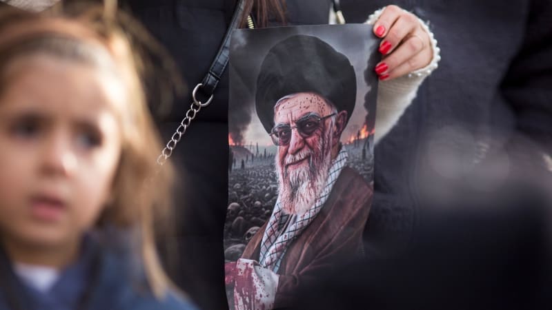 Hořící fotkou vůdce si zapalují cigarety. Íránky provokují režim gesty, za která se vraždí