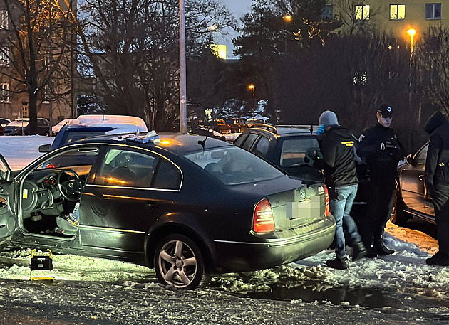 Policisté stříleli po ujíždějícím autě. Řidič nakonec zastavil a utekl, hledají ho