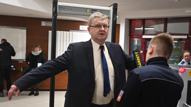 Senior, který praštil Babiše holí, dostal podmínku. Za ošetření premiéra musí zaplatit