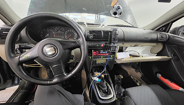 Policisté zastavili pojízdný vrak s platnou technickou, na autě našli 21 závad