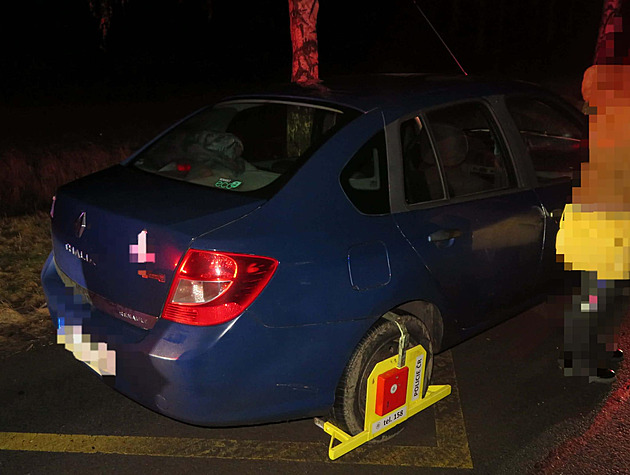 Opilou řidičku chytili policisté dvakrát za hodinu, v autě vezla i malé děti