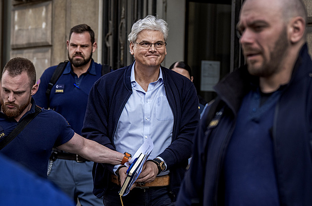 Soud pustil z vazby Miloslava Ludvíka. Musí odevzdat pas a v noci má být doma