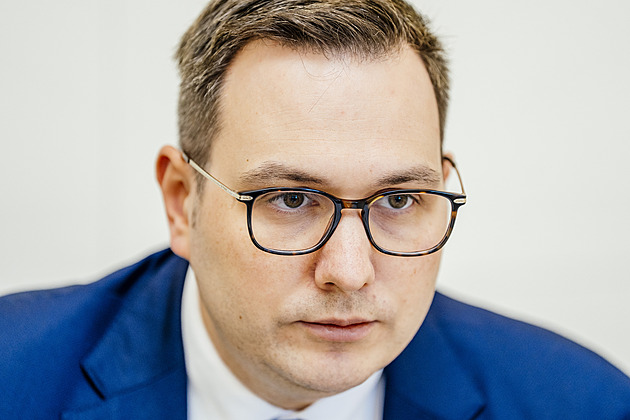 Ohrožuje lidi i české kontakty, vysvětluje Lipavský výhrady k Macinkově „prasárně“