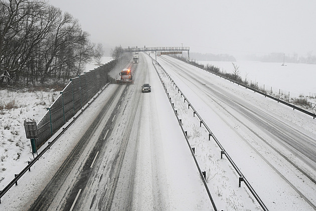 Večer zasáhne část Česka silné sněžení, přes noc napadne až 12 centimetrů